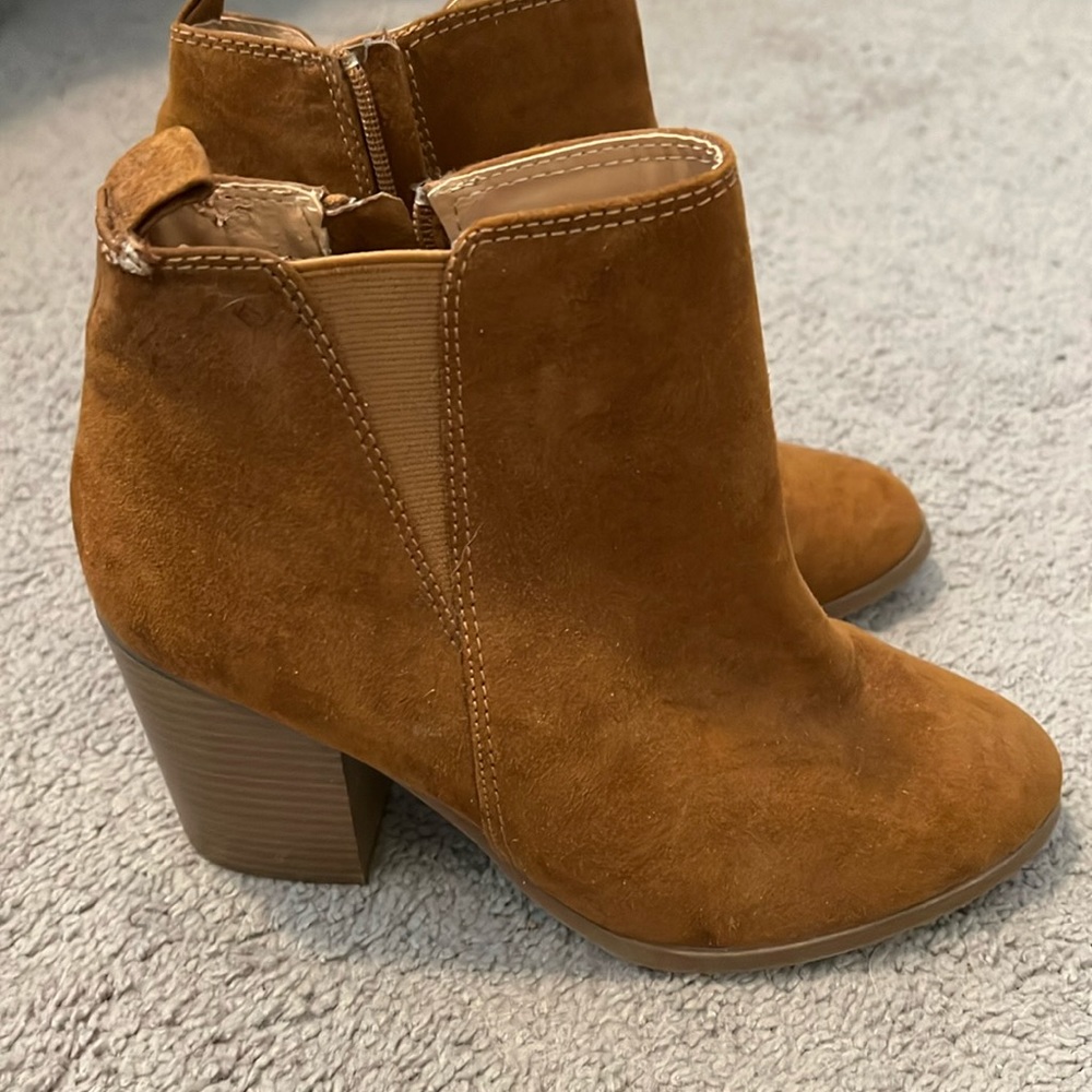 Brown suede ankle boots, size, worn twice. Excellent condition!